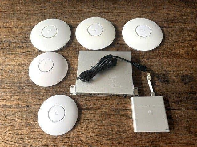 UniFi set: Switch 8, Cloud Key Gen2 Plus + 5 APs, Computers en Software, Accesspoints, Ophalen of Verzenden, Gebruikt, UBIQUITI