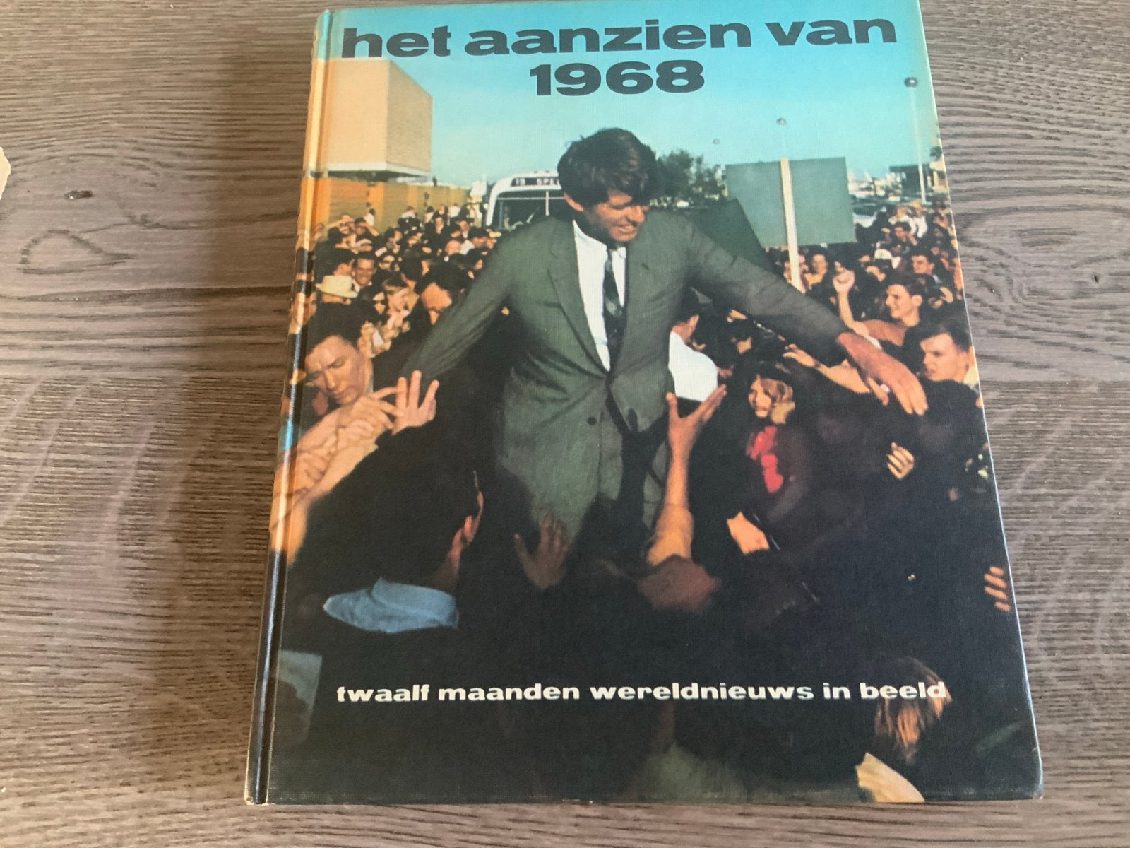 Het Aanzien van 1968 - Twaalf maanden wereldnieuws in beeld, Ophalen of Verzenden, Gelezen, Nederland