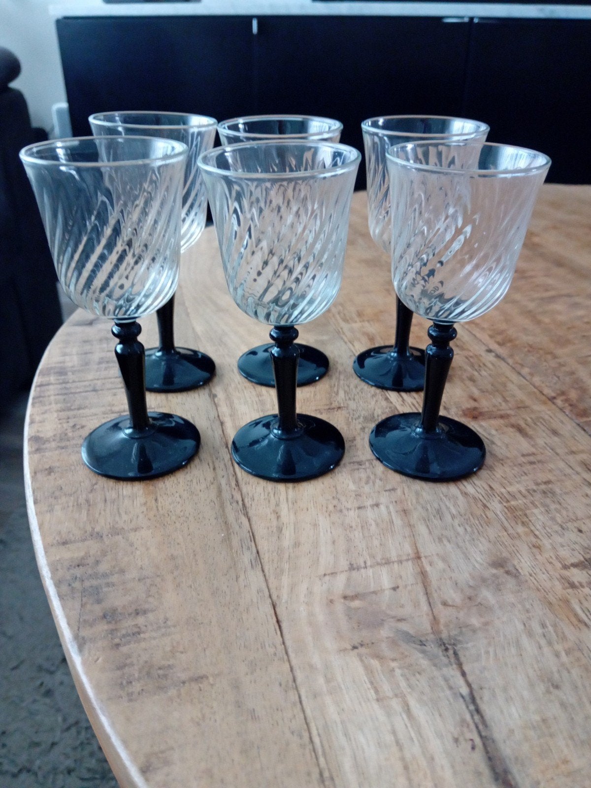 Set van 6 vintage wijnglazen met zwarte voet, Ophalen