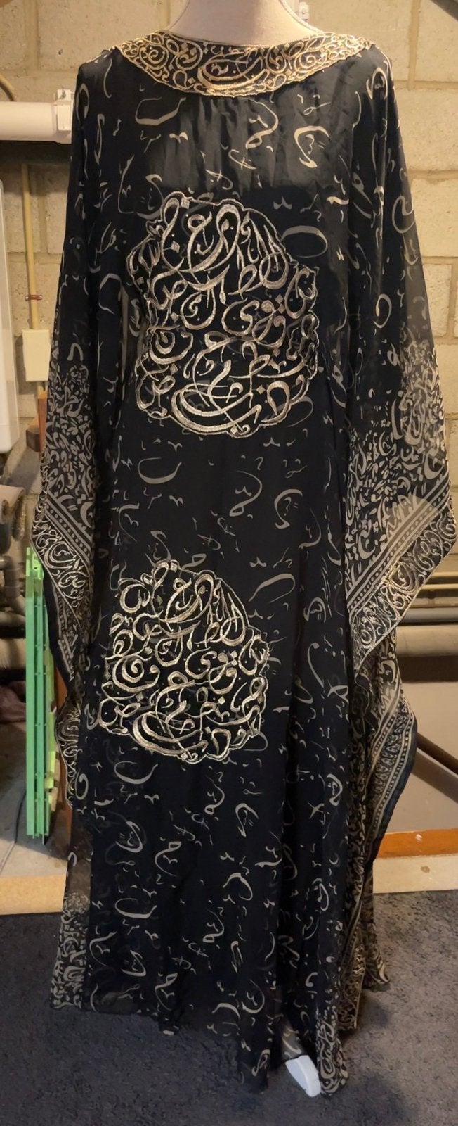 Zwarte Kaftan met Arabische Kalligrafie Print, Zwart, Zo goed als nieuw, Onder de knie, Ophalen