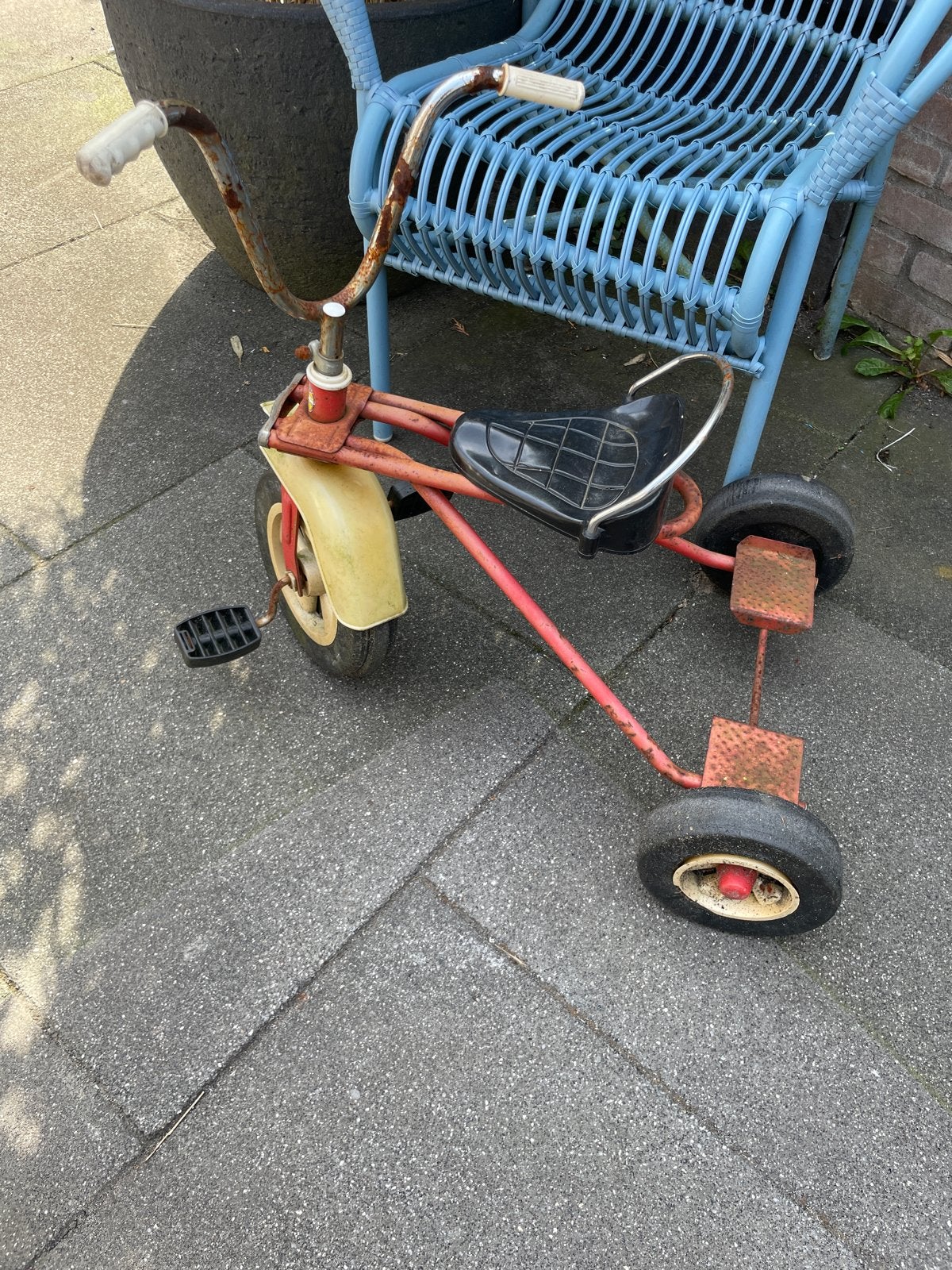 Oude driewieler - Vintage kinderfiets, Fietsen en Brommers, Fietsen | Driewielers, Ophalen, Gebruikt, Terugtraprem