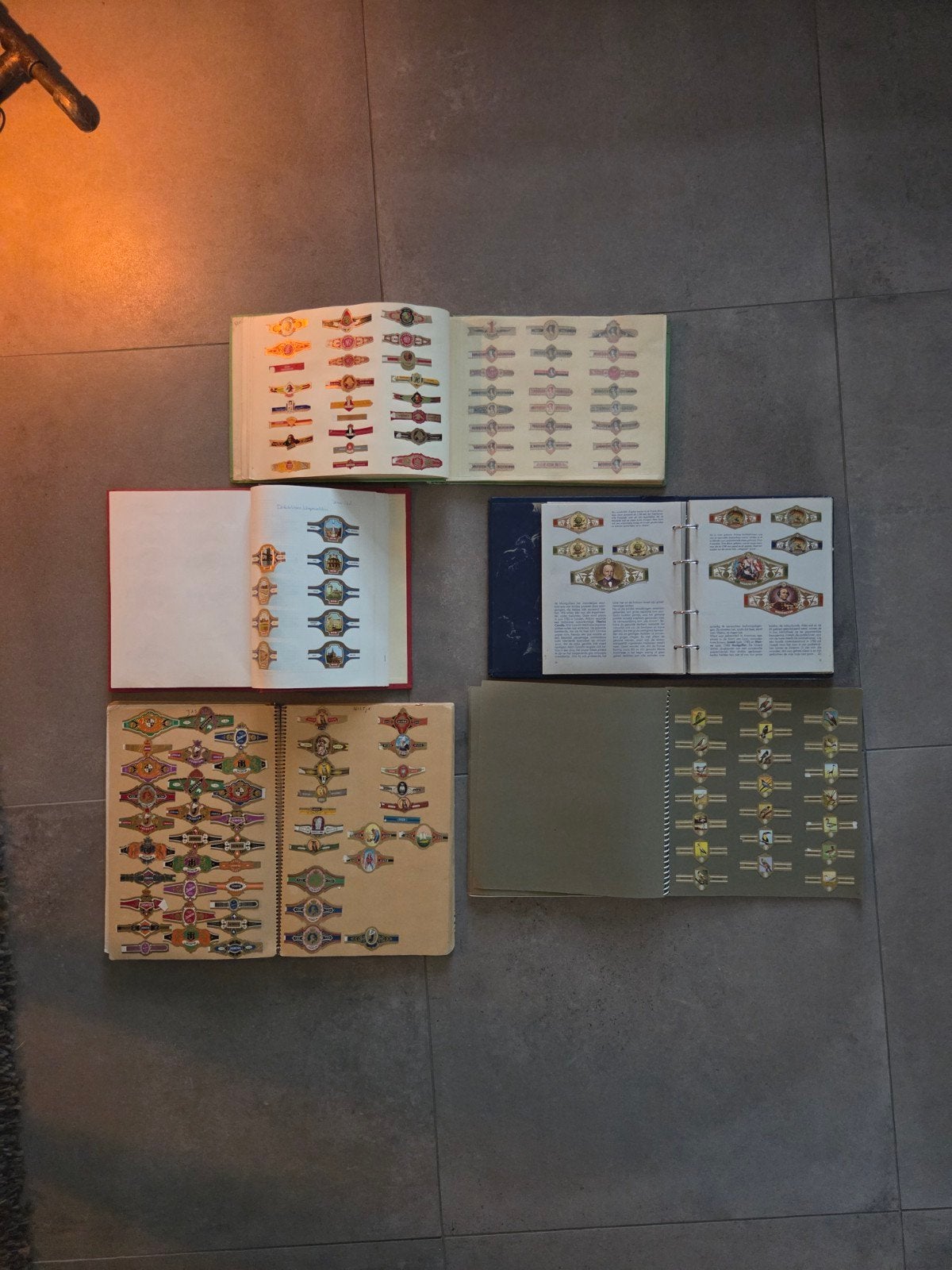 Lot albums met veel sigarenbandjes van verschillende merken, Ophalen of Verzenden