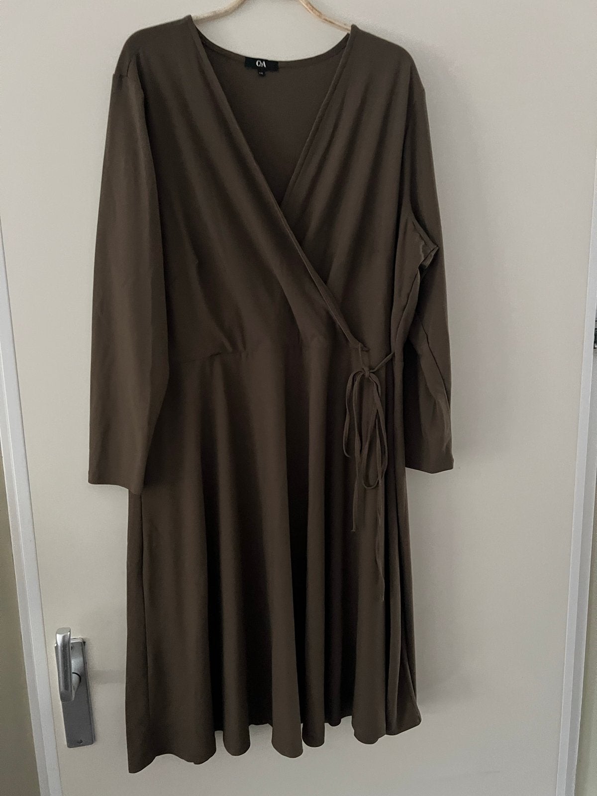 Legergroene overslagjurk C&A, maat XXL, Kleding | Dames, Maat 46/48 (XL) of groter, Ophalen of Verzenden, Knielengte, Gedragen