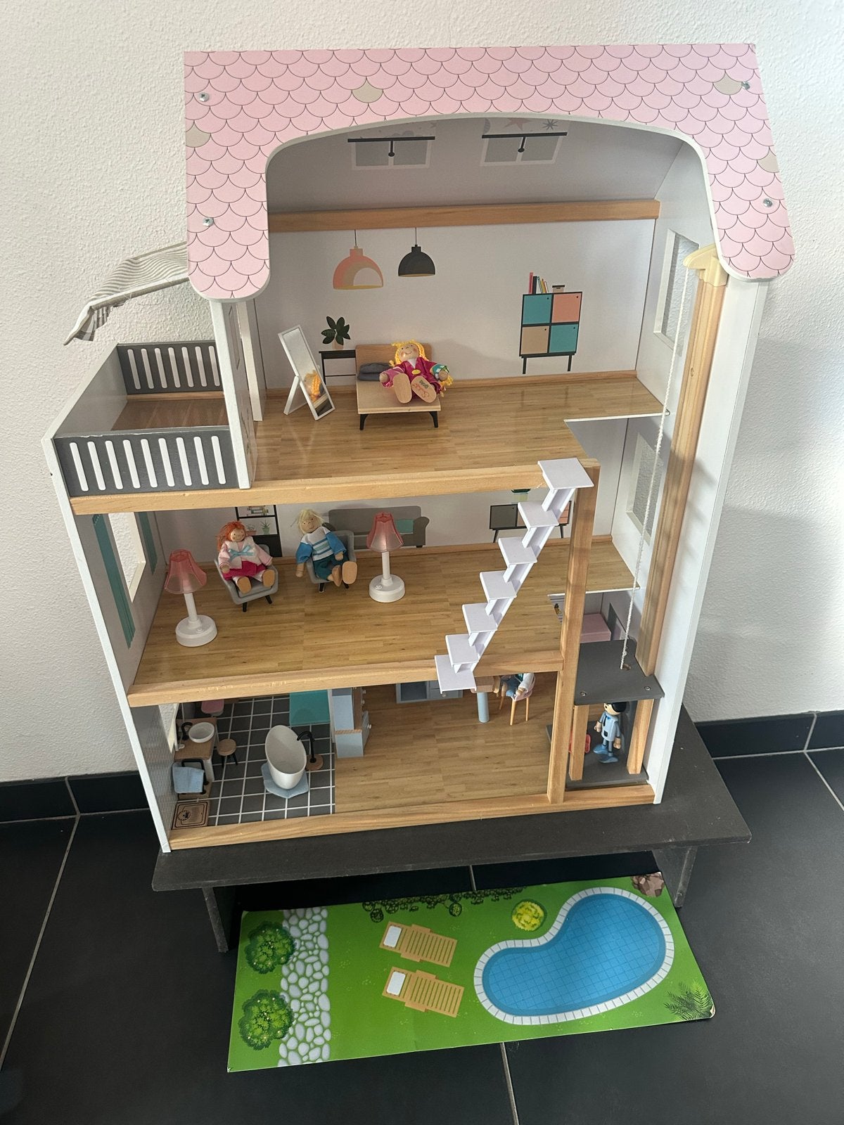Groot poppenhuis met meubels, poppen, werkende lift en bel, Ophalen, Zo goed als nieuw, Poppenhuis