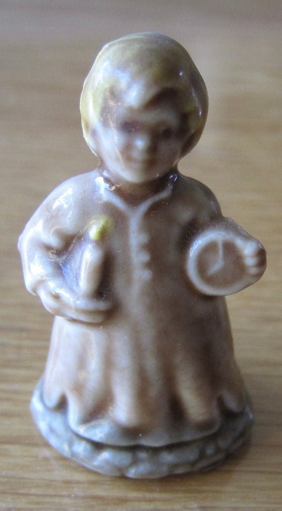 Wade whimsie miniatuur van meisje met kaars en klok, Verzamelen, Ophalen of Verzenden, Zo goed als nieuw, Mens