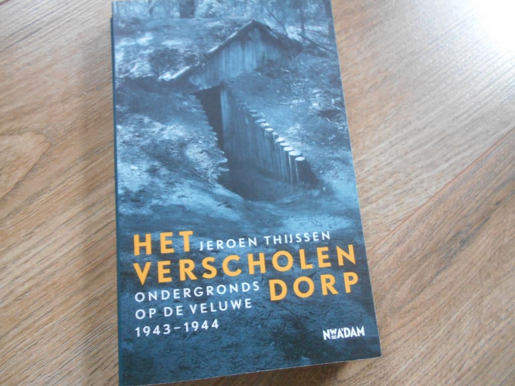 Jeroen Thijssen Het verscholen dorp, Boeken, Ophalen of Verzenden, Tweede Wereldoorlog, Zo goed als nieuw, Overige onderwerpen