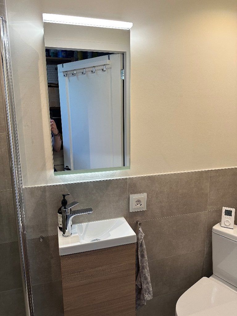 Spiegelkast VARO met LED-verlichting & stopcontact - 40cm, Huis en Inrichting, Badkamer | Badkamermeubels, Ophalen, Minder dan 50 cm