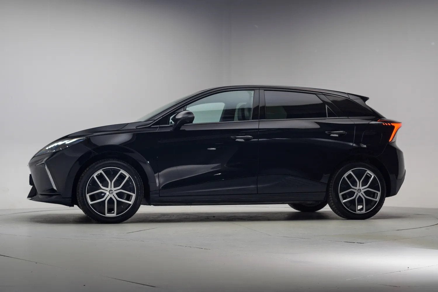 MG Mg4 electric 64KWH LUXURY AUT [/Apple/Android/ECC/Navi/Ha, Automaat, 0 cilinders, Gebruikt, 1650 kg