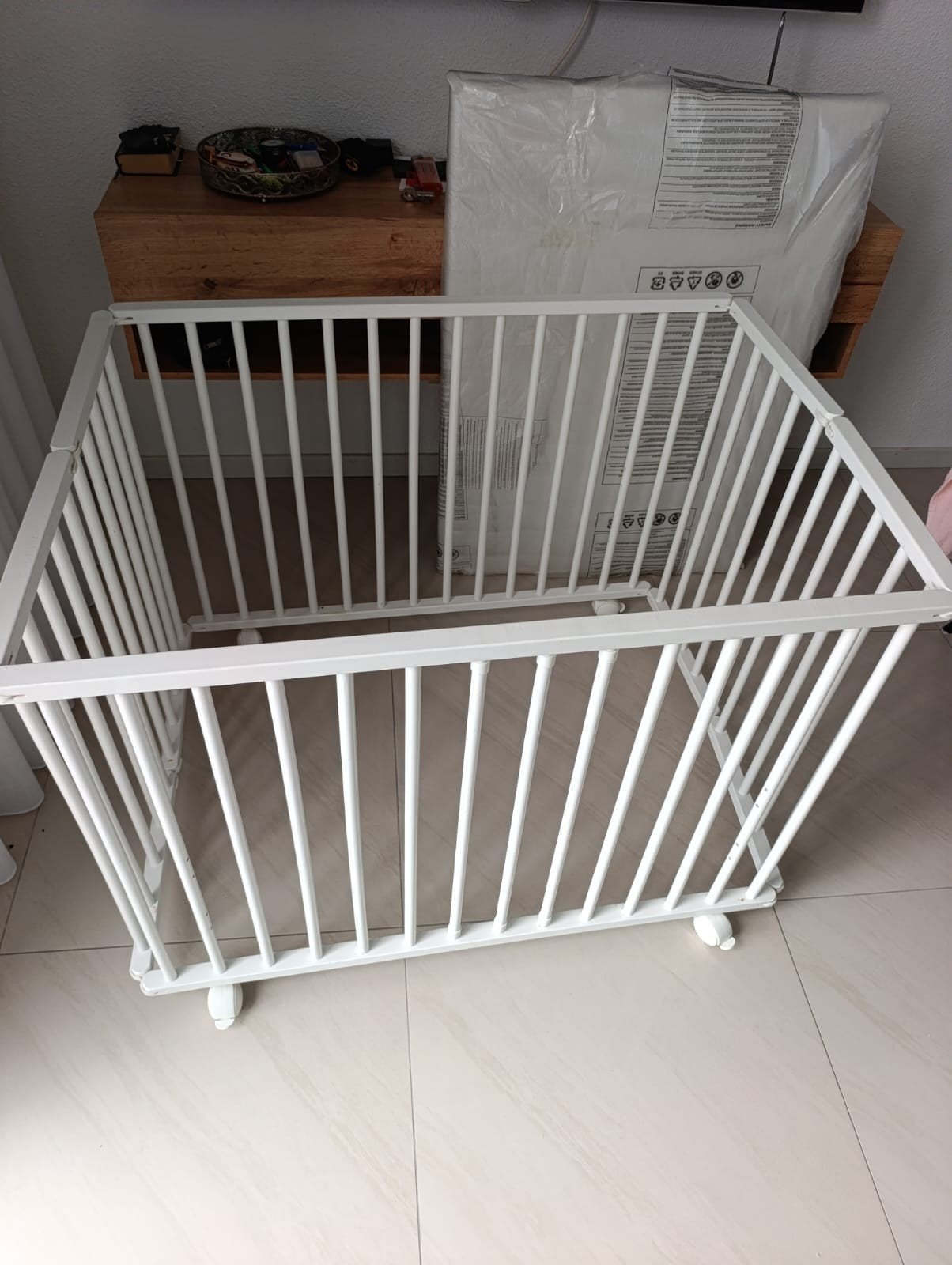 Stevige houten box met wieltjes, Kinderen en Baby's, Ophalen, Zo goed als nieuw, Vierkant, In hoogte verstelbaar