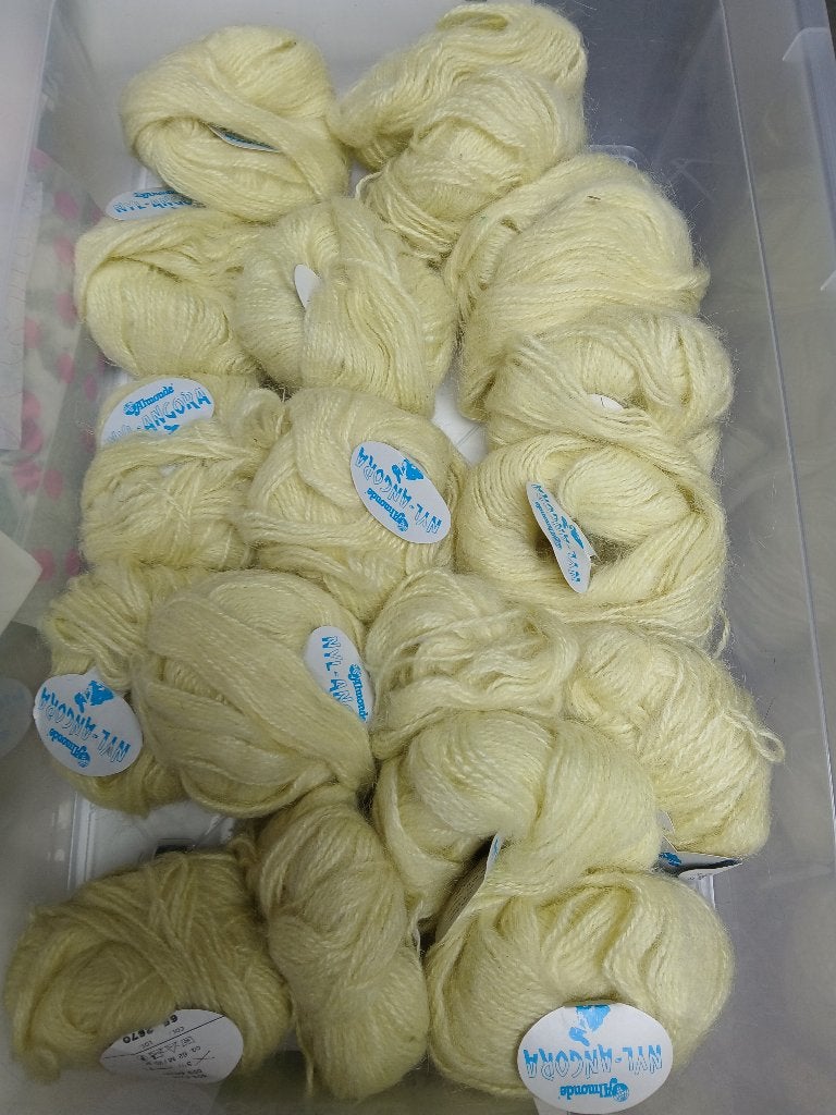 Pakket met 19 bollen Almonde Nyl - Angora Lichtgeel, Almonde, Breien of Haken, Ophalen of Verzenden, Zo goed als nieuw