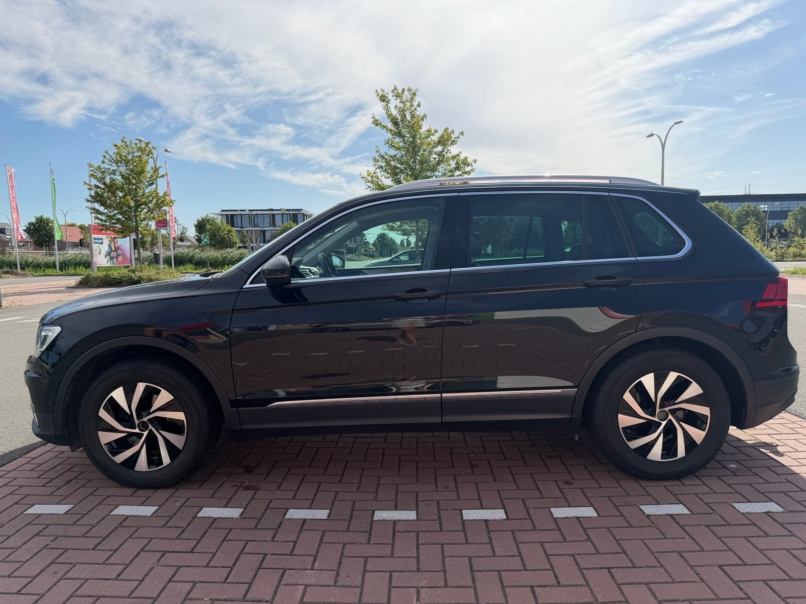 Volkswagen Tiguan1.4TSI Highline |Pano|Leder|Digital Cockpit, 1800 kg, 4 cilinders, Zwart, Particulier