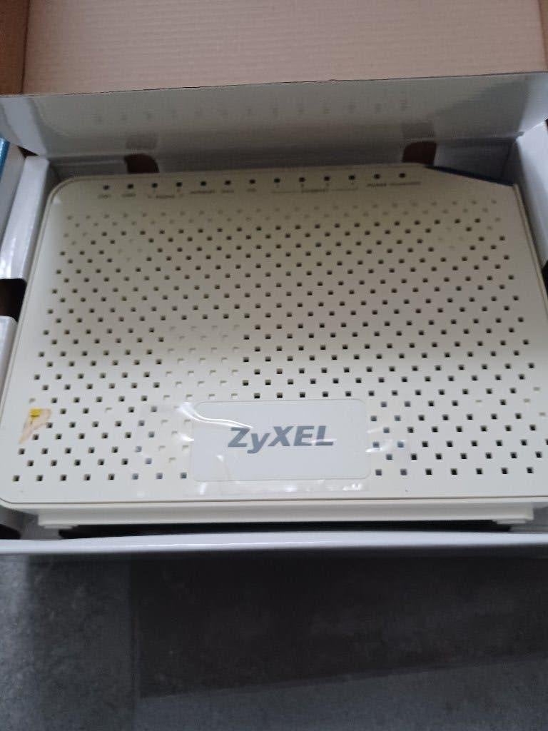 ZyXEL P-2812HNU-F1 modem, Ophalen of Verzenden, Zo goed als nieuw, Router, ZyXEL