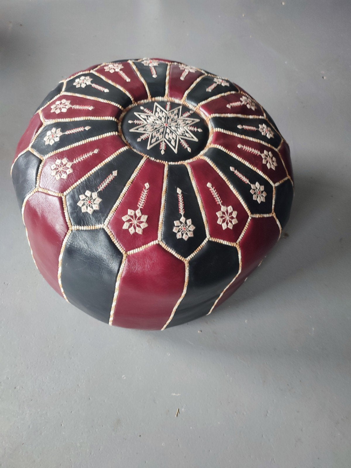 Marokkaanse Poef Leer Rood Zwart Handgemaakt, Verzenden, Leer, Zo goed als nieuw, Marokkaans, Bohemien
