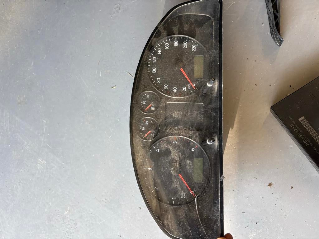 Tellerklok VW T5 - Werkend, kleine barst in glas, Auto-onderdelen, Dashboard en Schakelaars, Ophalen of Verzenden, Gebruikt, Volkswagen