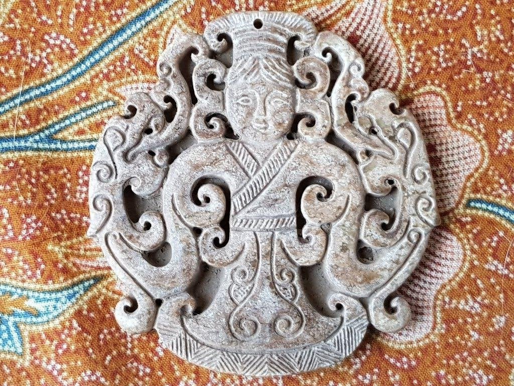 Mooi antiek Oosters jade amulet met een vrouw 7,4 cm., Antiek en Kunst, Kunst | Niet-Westerse kunst, Ophalen of Verzenden