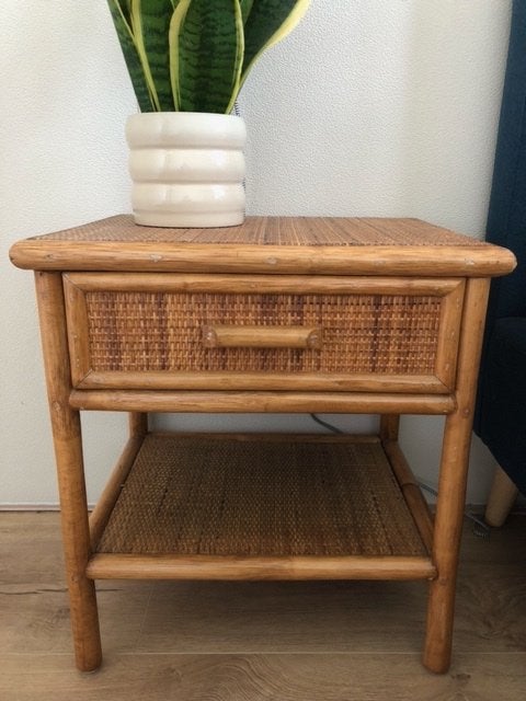 Vintage rotan nachtkastje met lade en plank, Ophalen, Overige materialen, Gebruikt, 45 tot 65 cm