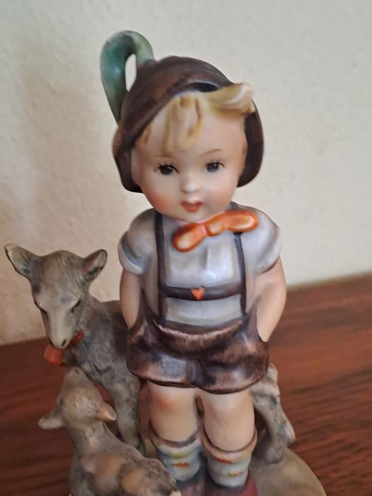 Vintage GOEBEL Hummel beeldje 1948 jongen met lammeren, Ophalen of Verzenden, Zo goed als nieuw, Hummel
