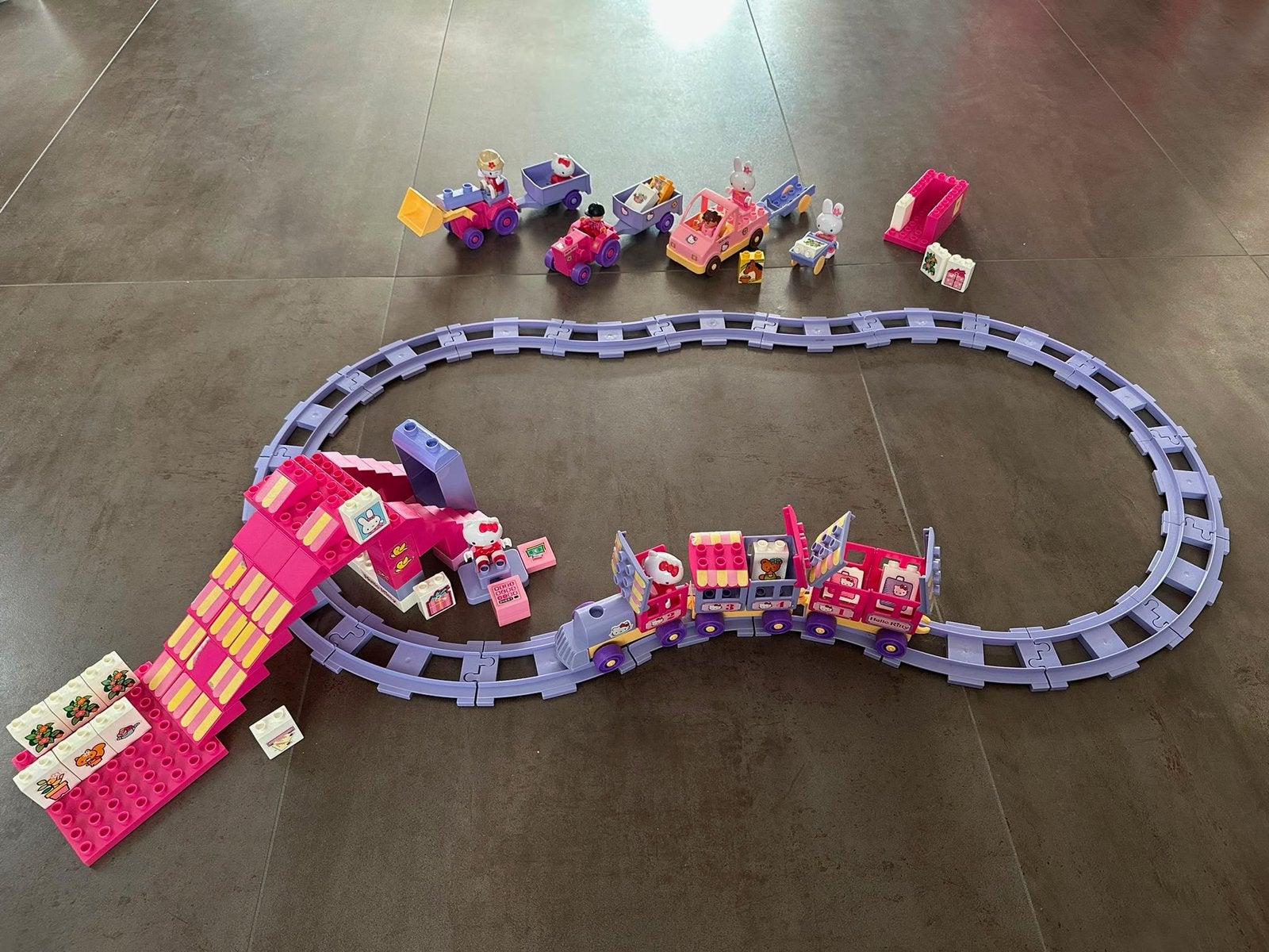 Hello Kitty Duplo trein en losse auto’s, Kinderen en Baby's, Speelgoed | Duplo en Lego, Ophalen of Verzenden, Zo goed als nieuw