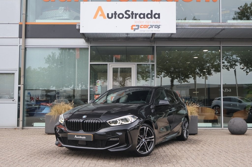 BMW 1-Serie (F40) 118i 140pk Aut M-Sport | Stoelverwarming |, Auto's, Dealer onderhouden, 136 pk, Gebruikt, Leder en Stof