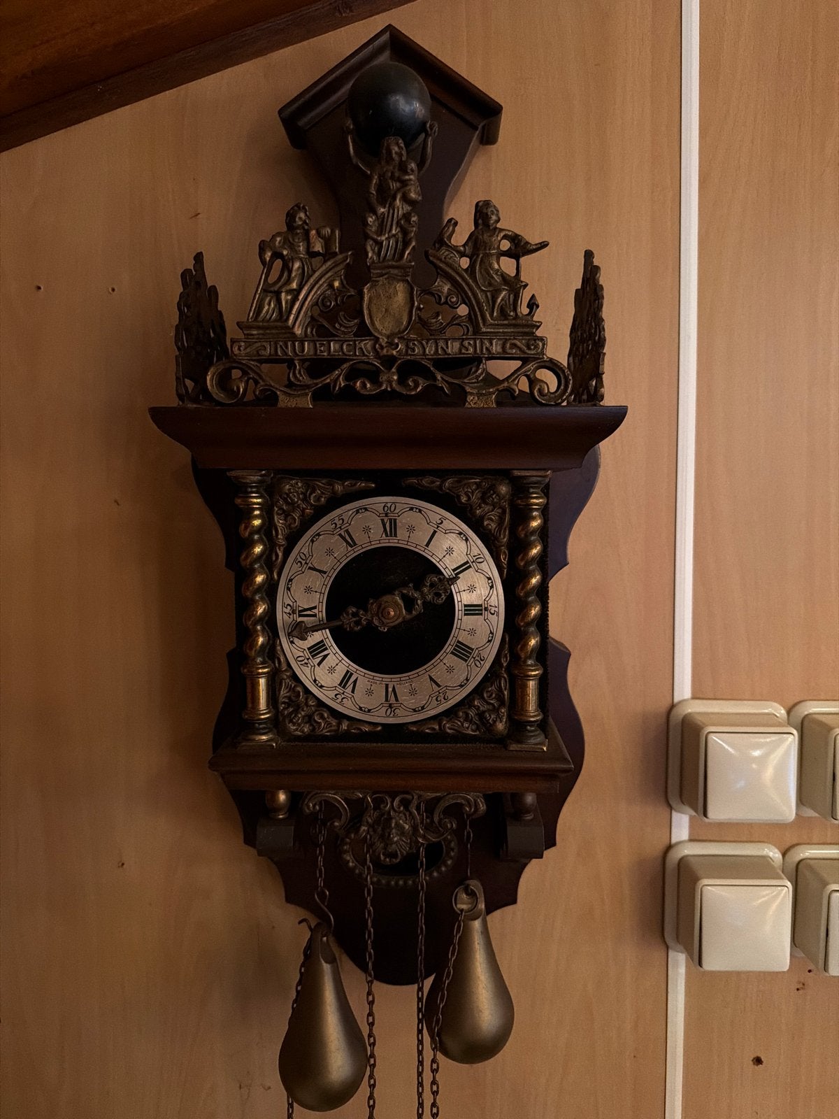 Antieke Friese Staartklok met Atlas en bellen, Ophalen