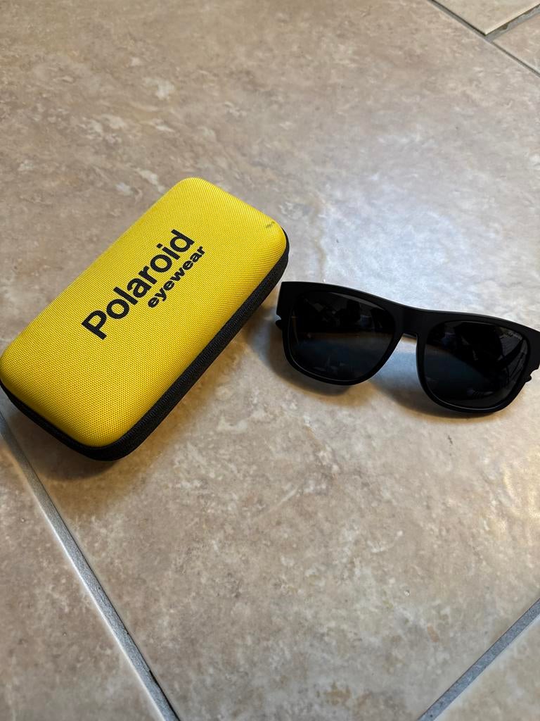 Polaroid overzet zonnebril met etui - Zo goed als nieuw, Sieraden, Tassen en Uiterlijk, Zonnebrillen en Brillen | Heren, Zonnebril