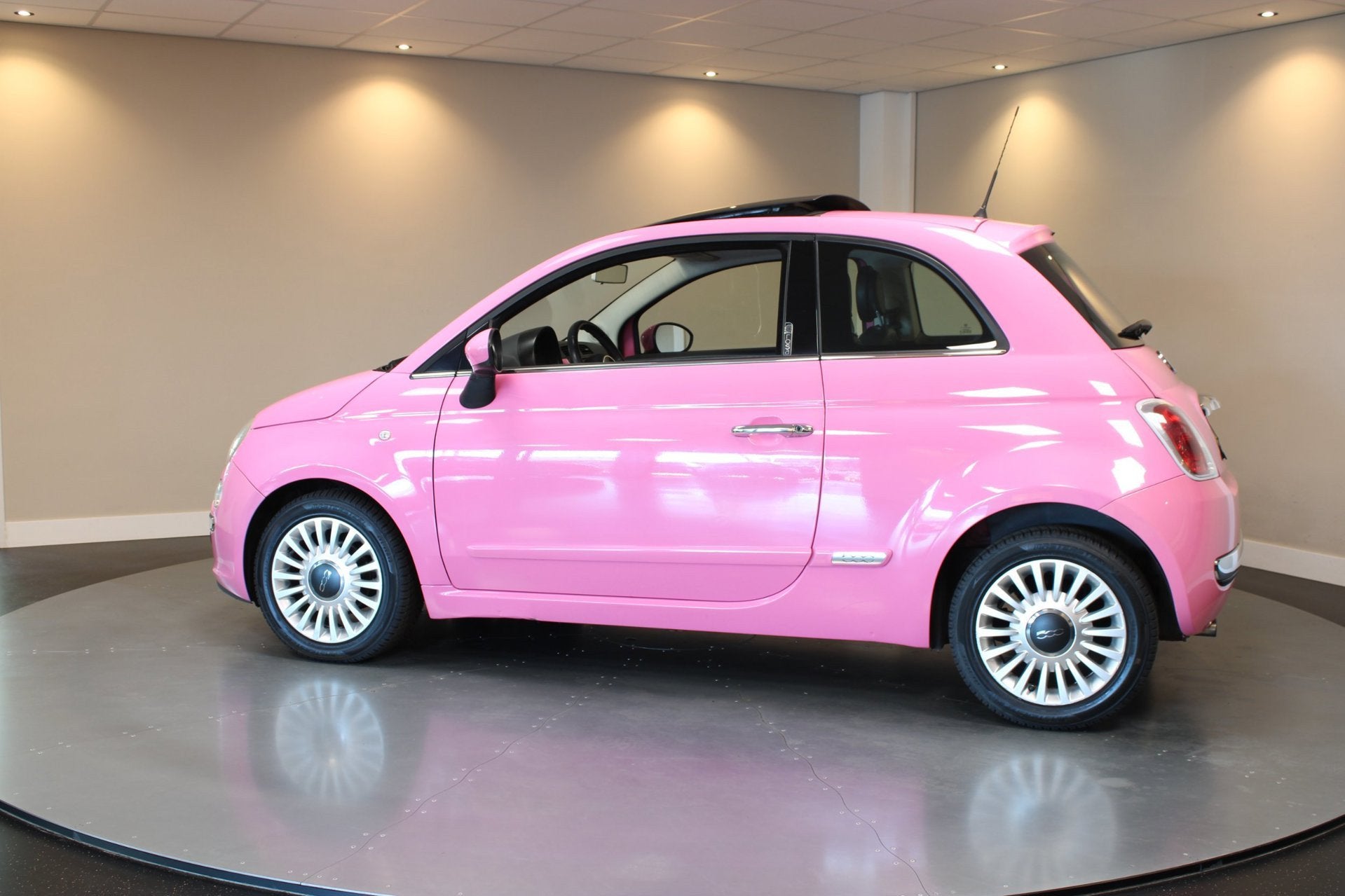 Fiat 500 1.2 Rosa *Special Edition Roze!* Automaat|Pano|Leer, Auto's, Fiat, Euro 5, Gebruikt, 1242 cc, Bedrijf