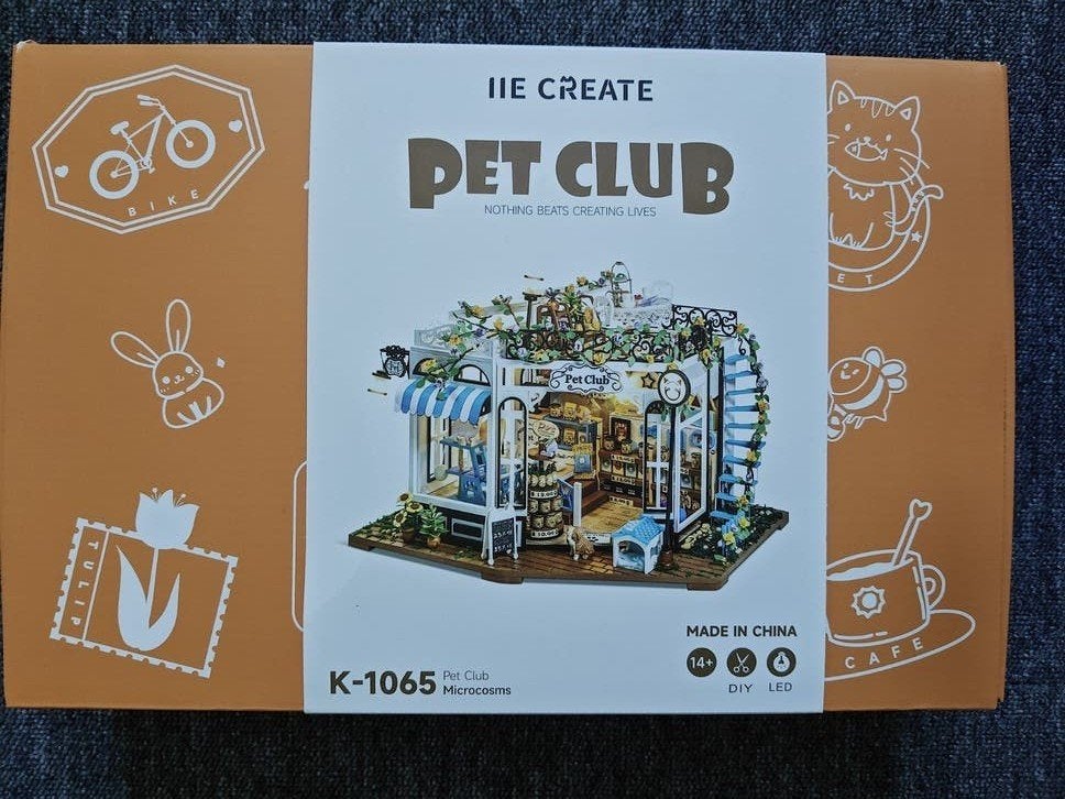 Nieuw DIY Miniatuur Huisje - Pet Club (K-1065), Overige merken, Nieuw, Ophalen of Verzenden, Groter dan 1:32