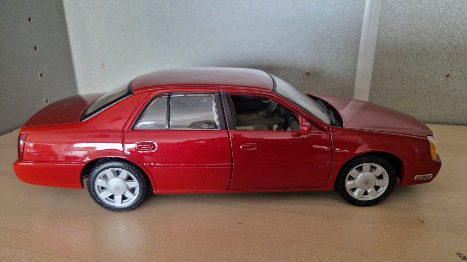 Cadillac DTS 2002 modelauto rood - Zo goed als nieuw, Ophalen of Verzenden