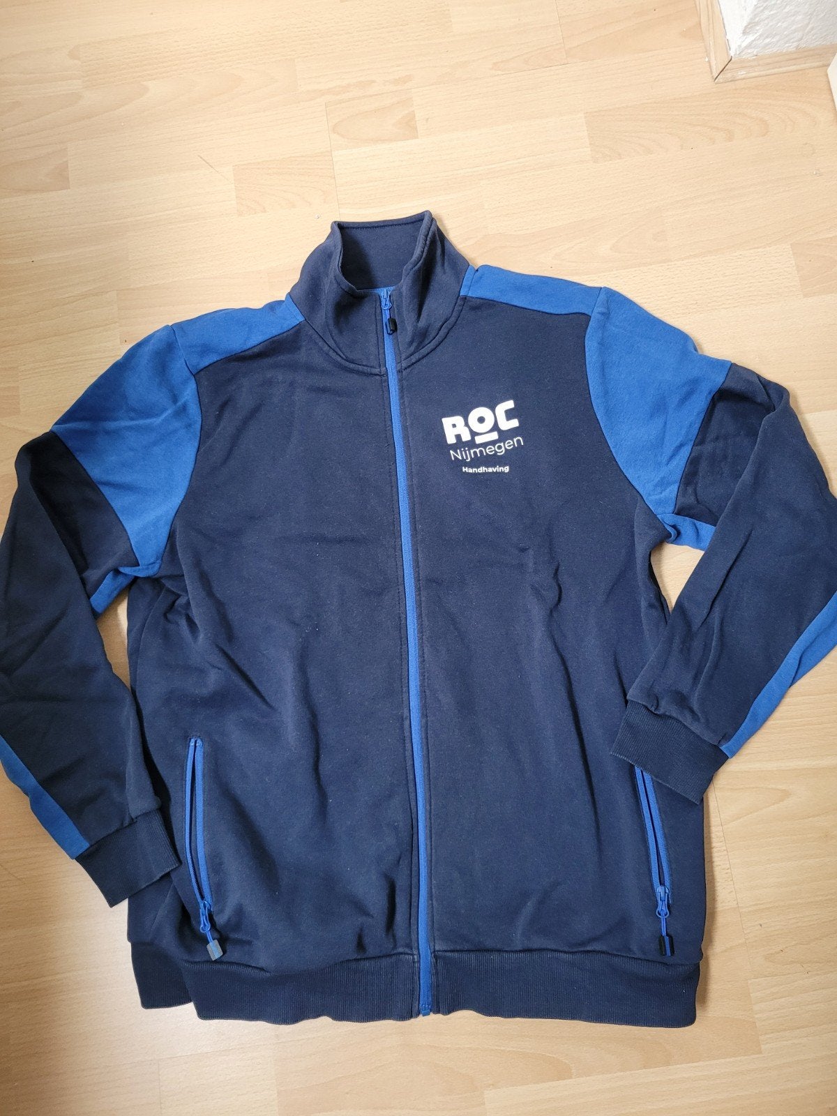 Sweater ROC Nijmegen HTV (handhaving), Diversen, Schoolbenodigdheden, Ophalen of Verzenden, Zo goed als nieuw