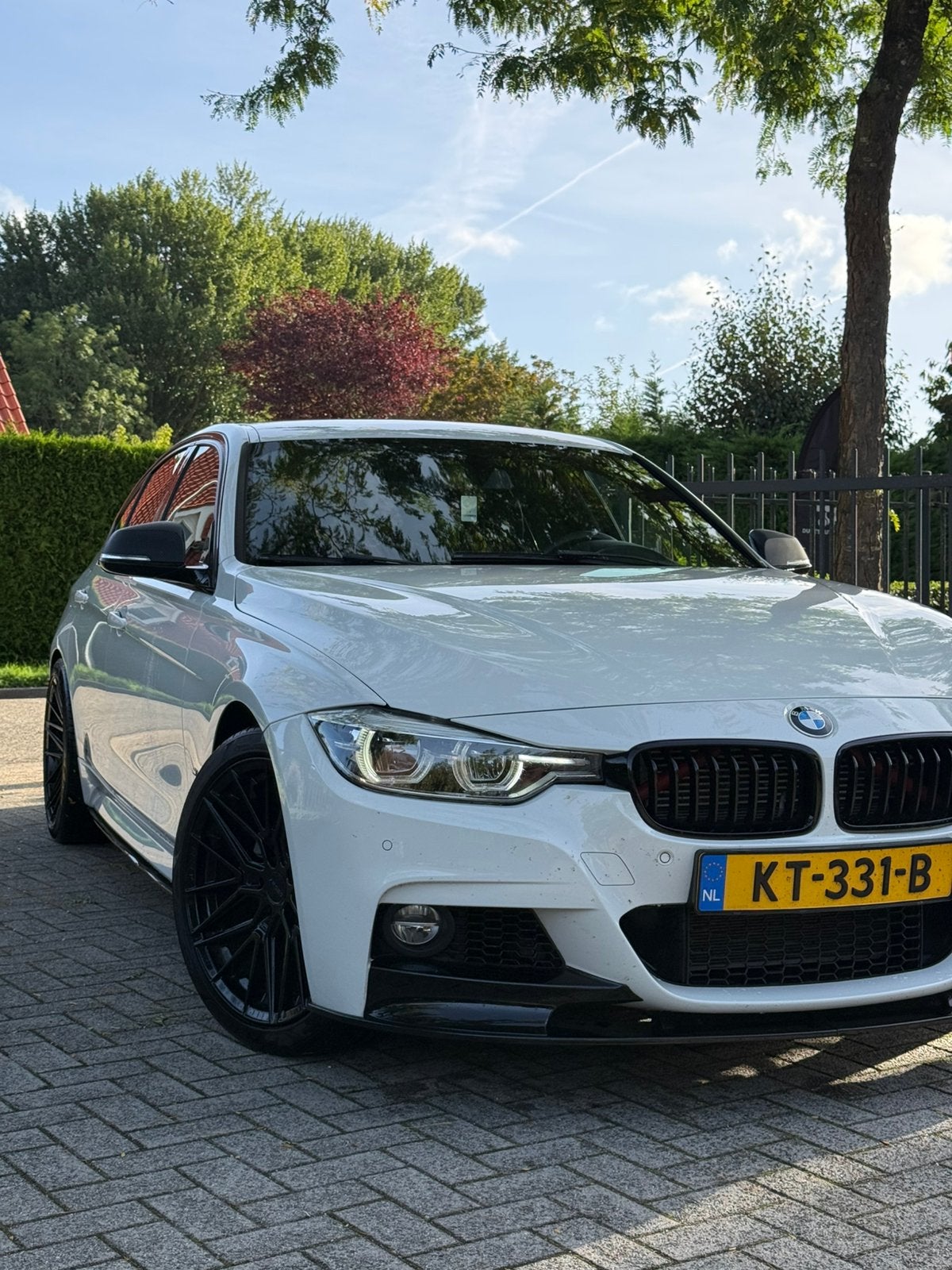 BMW 330e iPerformance – Automaat – ~ 380 PK – ~ 600 Nm, 1998 cc, Achterwielaandrijving, 48 km/l, Wit