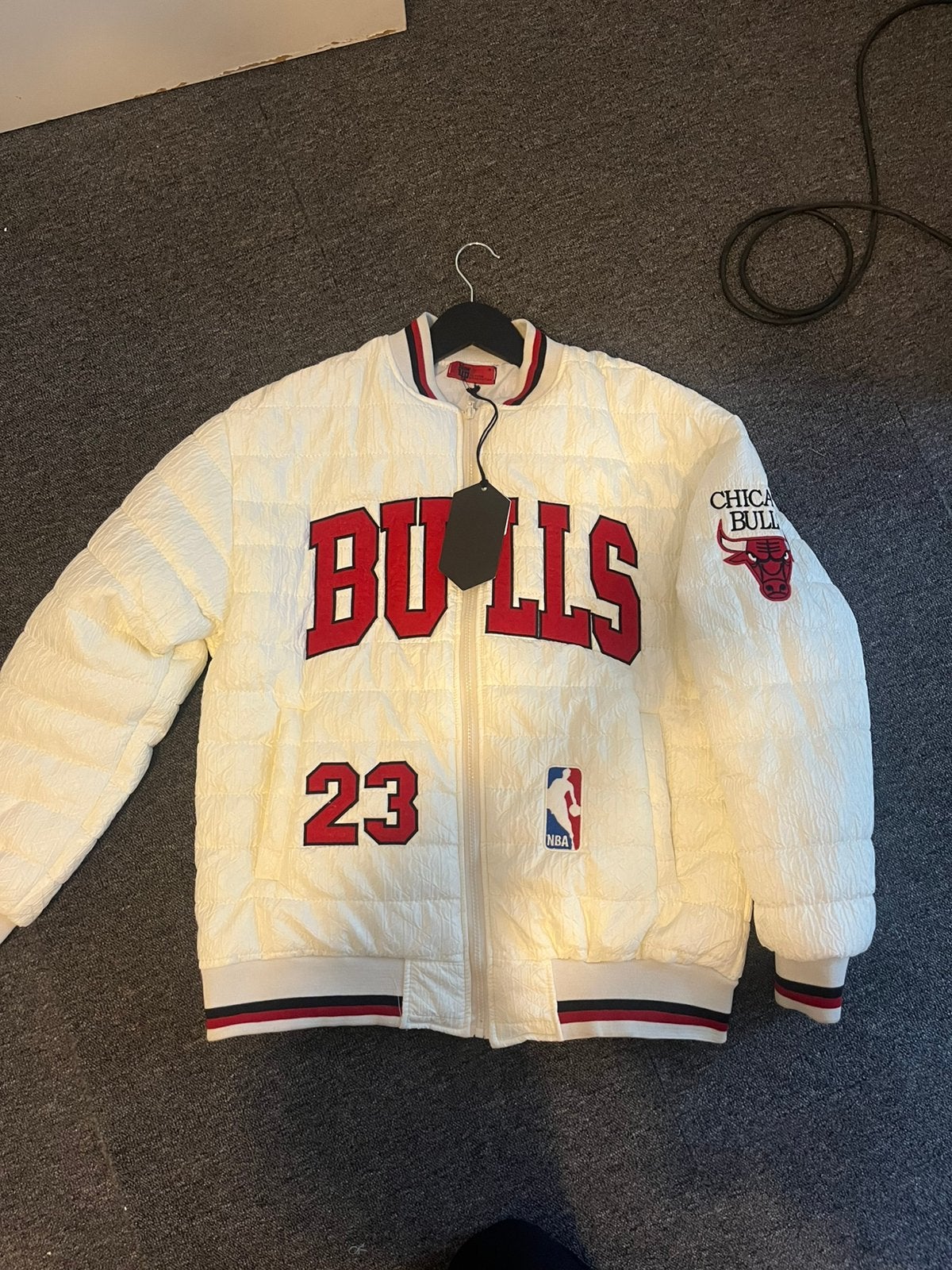 Nieuw Chicago Bulls Bomberjack - Heren Medium, Kleding | Heren, Ophalen of Verzenden, Nieuw, Maat 48/50 (M), Wit