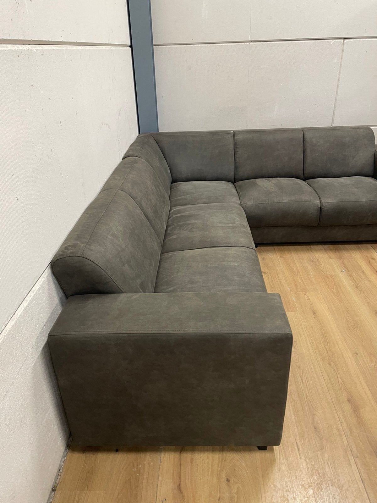 Mooie luxe suede antraciet taupe hoekbank - GEREINIGD!!!, Huis en Inrichting, Ophalen, 250 tot 300 cm, Luxe, Hoekbank