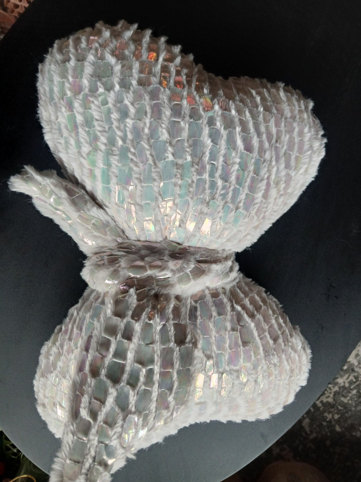 Decoratief strik kussen met glanzende details, Wit, Met print, Ophalen of Verzenden, Zo goed als nieuw