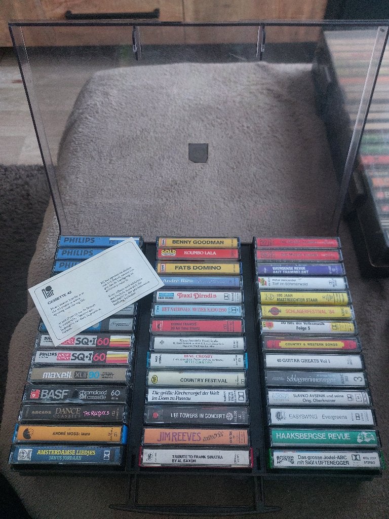 Muziekkoffers met cassetebandjes ., Ophalen, Gebruikt, Overige genres, Origineel