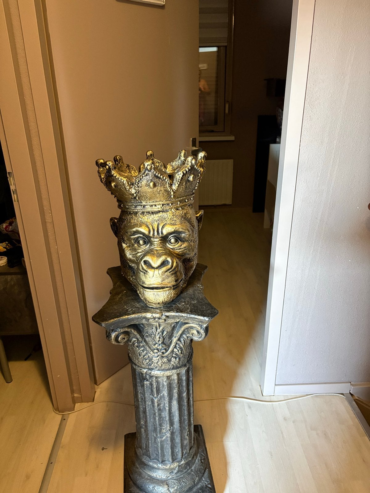 Gouden Gorilla met Kroon op Sokkel - Uniek Decoratiestuk, Huis en Inrichting, Kunststof, Ophalen of Verzenden, Zo goed als nieuw
