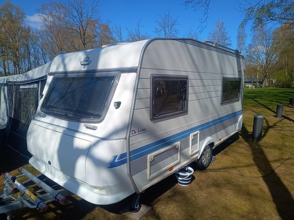 Hobby 440 sf bj 2002 de luxe met mover en nieuwe voortent, Caravans en Kamperen, Vast bed, Mover, Hobby, Treinzit