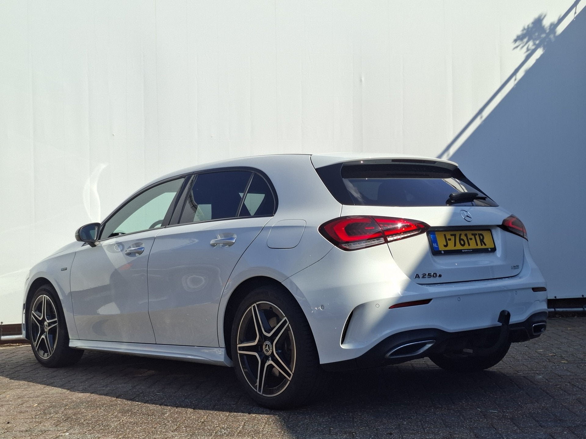 Mercedes-Benz A-Klasse 250 e Business Solution PHEV AMG Pano, Auto's, Mercedes-Benz, Gebruikt, Euro 6, 4 cilinders, Wit