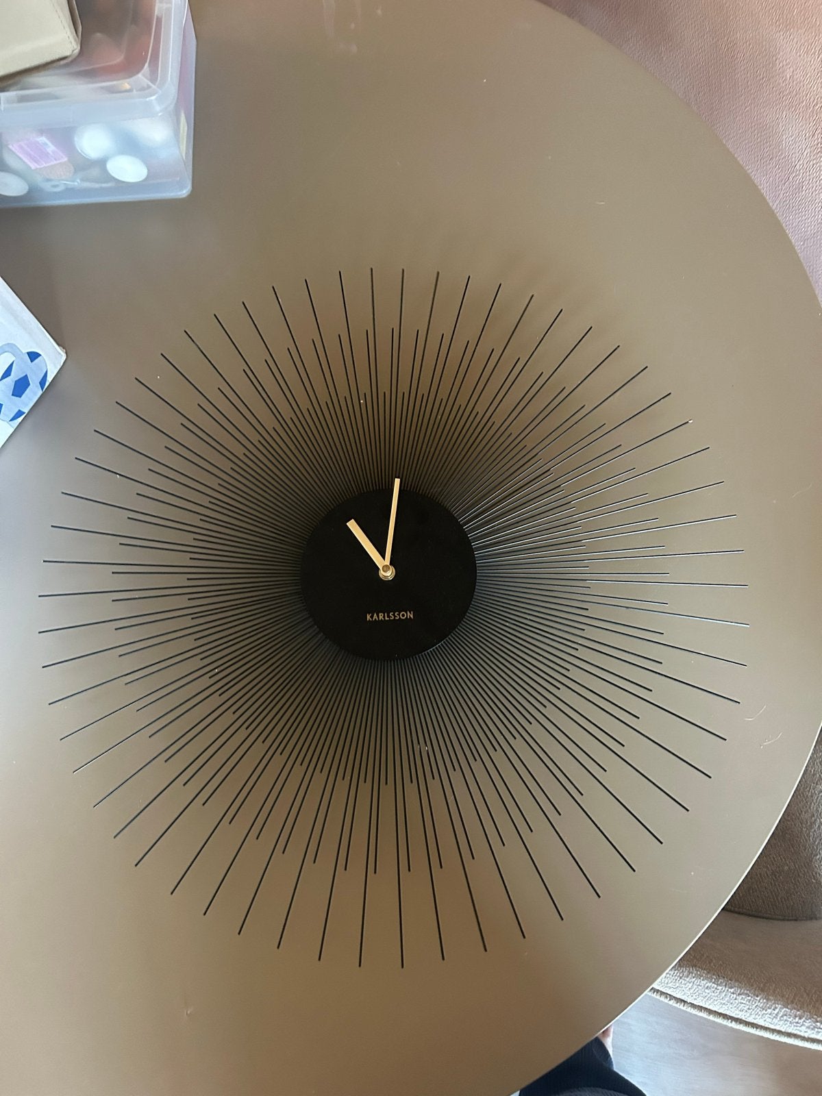 Wandklok karlsson peony, Ophalen