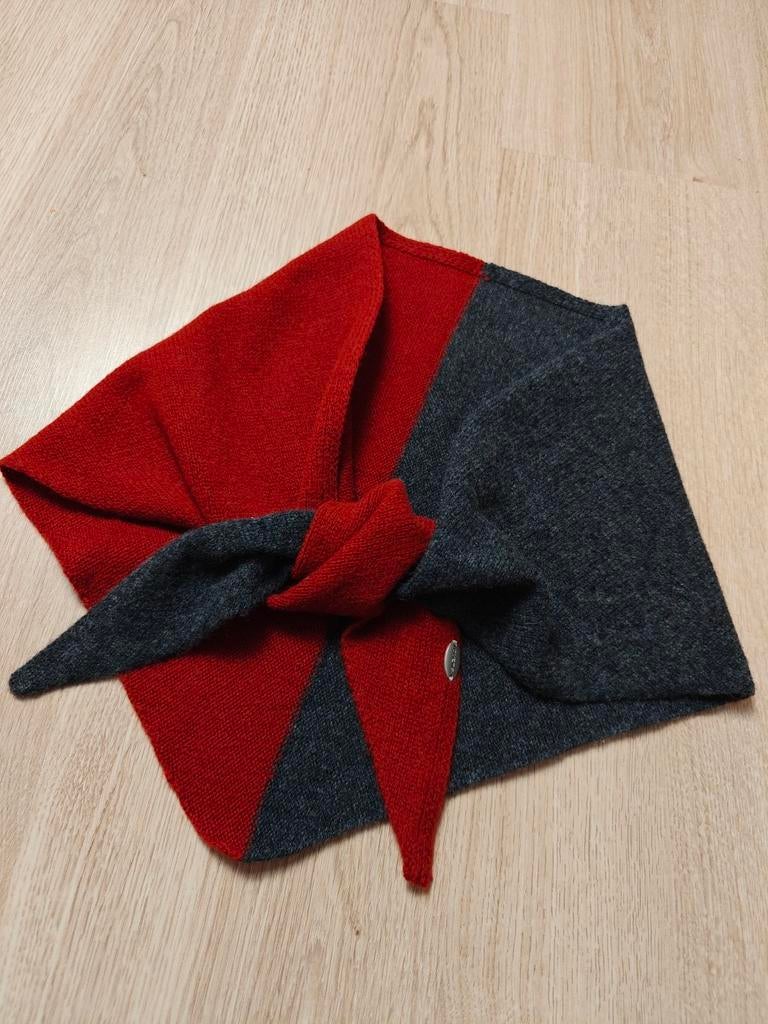 Nieuwe 100% wollen rood/grijze driehoek sjaal, Kleding | Dames, Ophalen of Verzenden