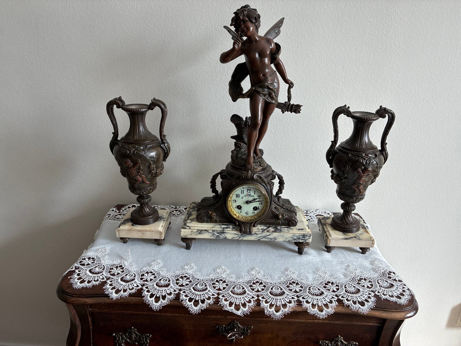 Antieke bronzen pendule met cherubijn en vazen, Ophalen