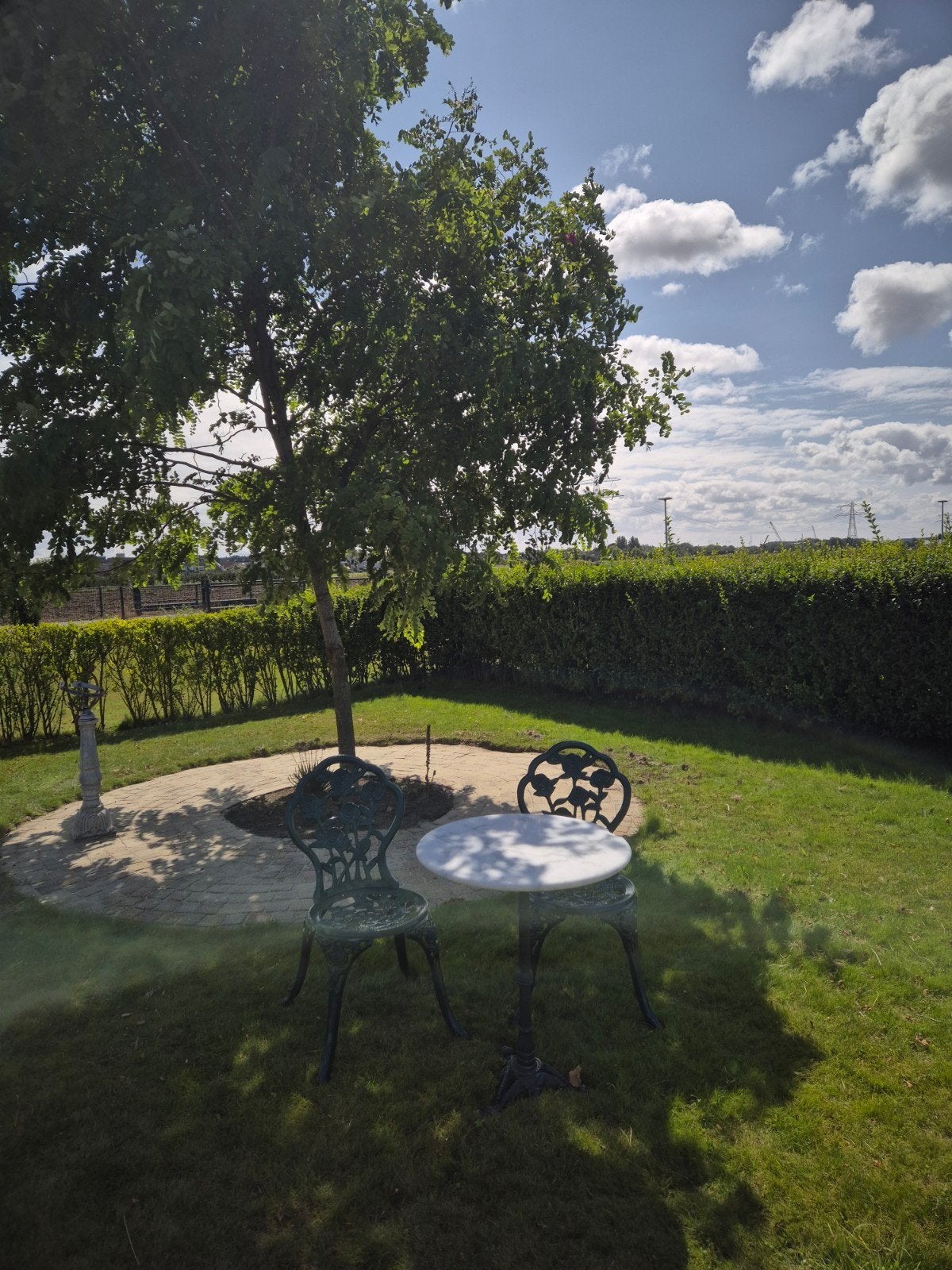 Bistro set van gegoten aluminium, gietijzer en marmer, Bijzettafel, Aluminium, Zo goed als nieuw, Tuinset