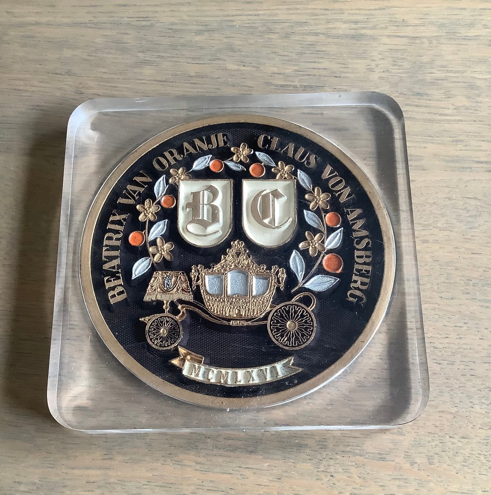 Herdenkings plaquette Beatrix en Claus Huwelijk 1966, Ophalen of Verzenden, Zo goed als nieuw, Nederland, Postzegel(s) of Munt(en)