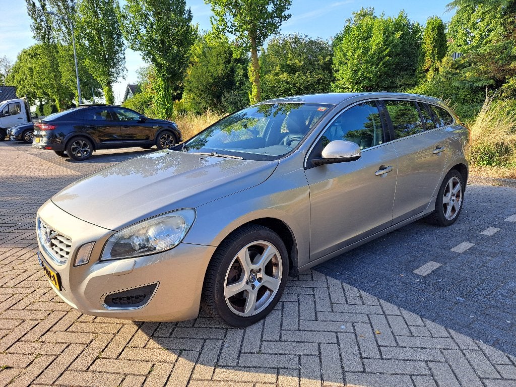 Volvo V60 T3 150pk Start/stop 2012 Grijs, Auto's, Voorwielaandrijving, Zwart, 4 cilinders, Handgeschakeld
