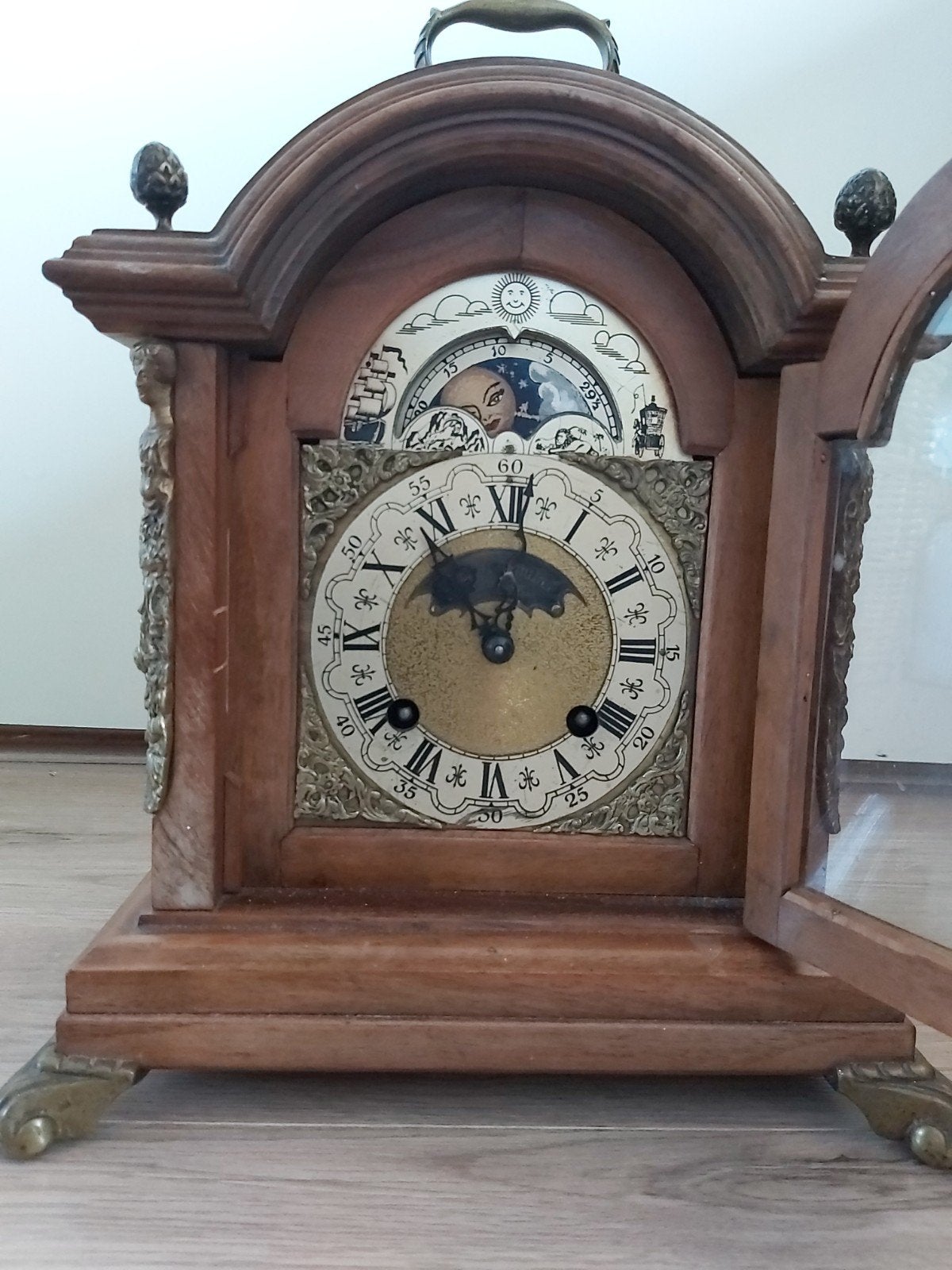 Antieke noten hout john smith tafelklok in goede staat, Antiek en Kunst, Ophalen of Verzenden