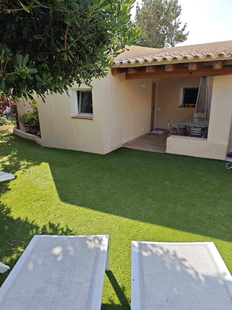 Mooi vakantiehuis in Cala Tarida, dicht bij strand,tuin,pool, 5 personen, Open haard, Dorp, 2 slaapkamers