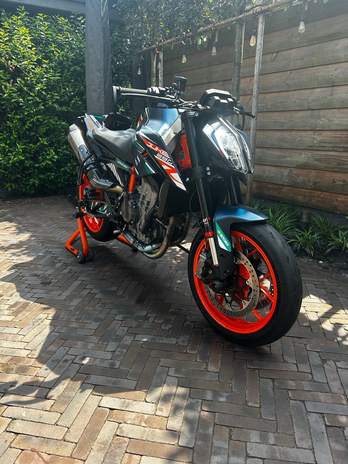 KTM Duke 890R 2023 - Volledig Akrapovic & Techpack, Motoren, Sportuitlaat, Gebruikt, Particulier, Naked bike