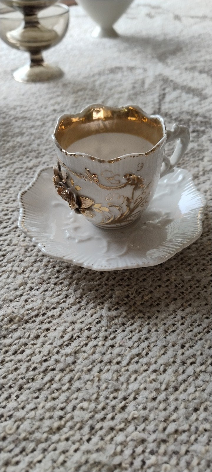 Antiek porseleinen kop en schotel met gouden decoratie, Ophalen of Verzenden