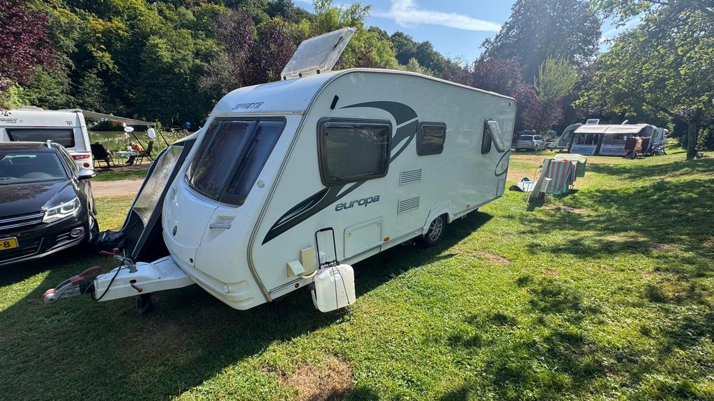 Sprite Europa 495 (2010) | Airco | Mover | Vast bed | Luifel, Caravans en Kamperen, Caravans, Particulier, tot en met 4, Rondzit