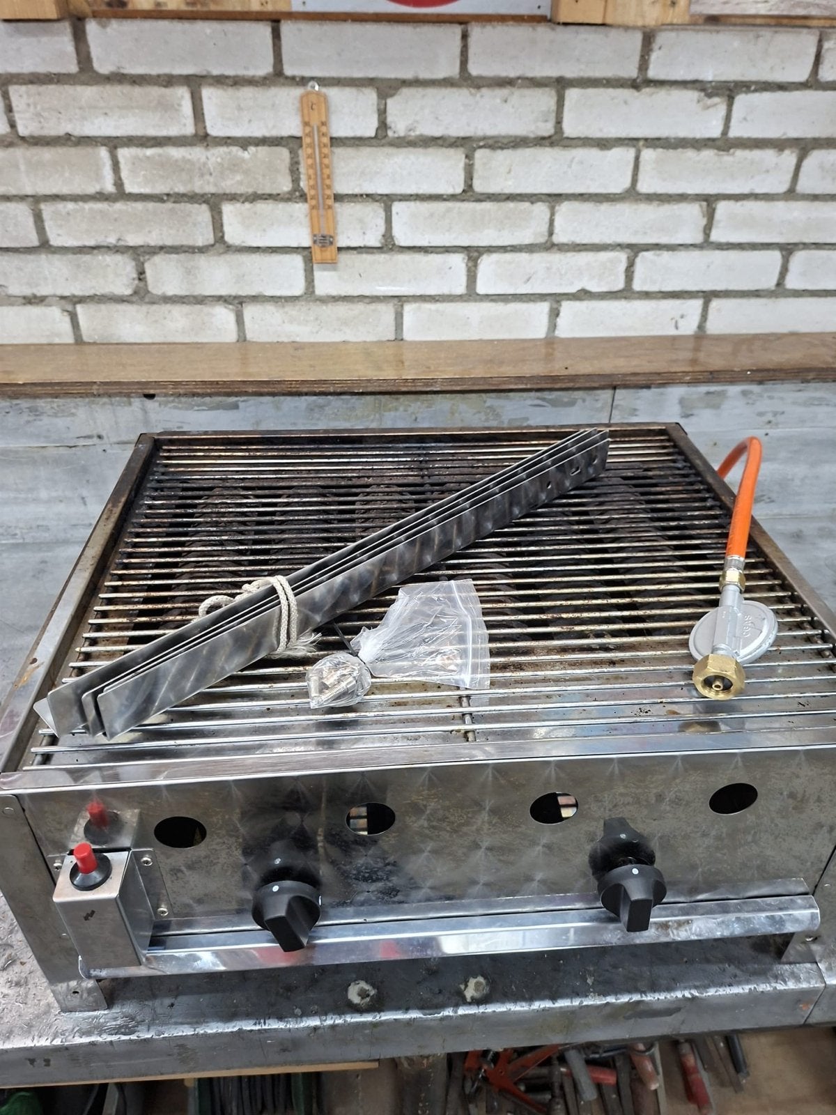 Professionele RVS Gasbarbecue met Grill en Bakplaat, Ophalen, Gebruikt