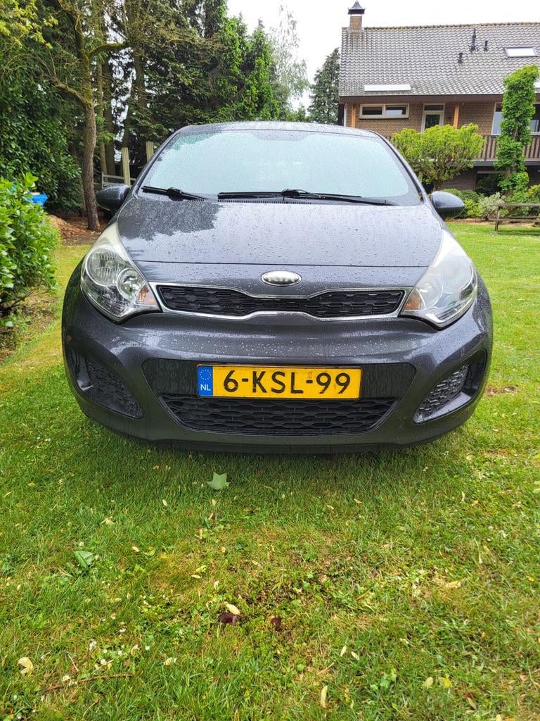 Kia Rio 1.2 I 5DRS 2013 Grijs, Auto's, Kia, 40 €/maand, Zwart, 4 cilinders, Origineel Nederlands